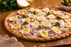 26 Pizza mit Ei und Zwiebeln