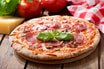 15 Pizza mit Salami und Schinken