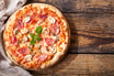 16 Pizza mit Salami und Champignons